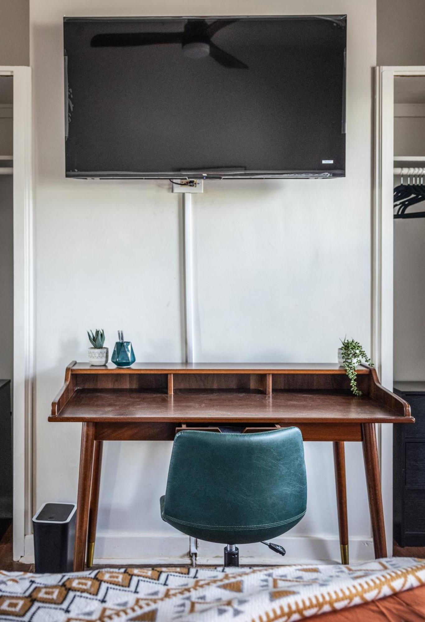 Mid-Century Modern Retreat In Little Italy Apartment Cleveland Exterior photo